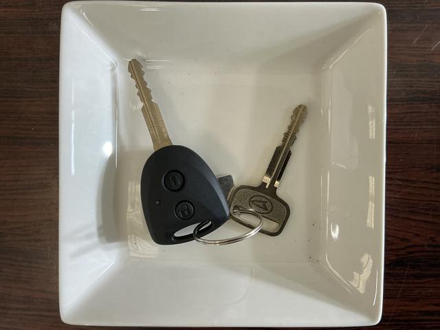 ハイゼットカーゴＤＸ　届出済み未使用車　ＣＶＴ車　ラジオ　コーナーセンサー届出済み未使用車　ＣＶＴ車　ラジオデッキ　コーナーセンサー　オートハイビーム　キーレスエントリー　スペアキー有り　オートライト　スマアシ　アイドリングストップ　横滑り防止装置　１２Ｖ電源ソケット（京都府）の中古車