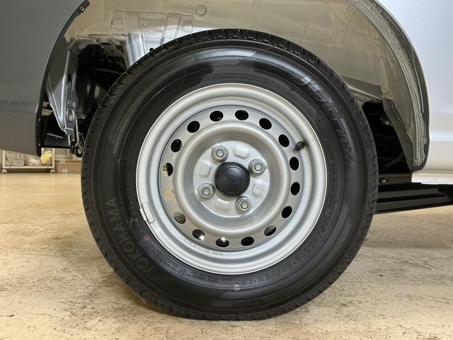 ハイゼットカーゴＤＸ　届出済み未使用車　ＣＶＴ車　ラジオ　コーナーセンサー届出済み未使用車　ＣＶＴ車　ラジオデッキ　コーナーセンサー　オートハイビーム　キーレスエントリー　スペアキー有り　オートライト　スマアシ　アイドリングストップ　横滑り防止装置　１２Ｖ電源ソケット（京都府）の中古車