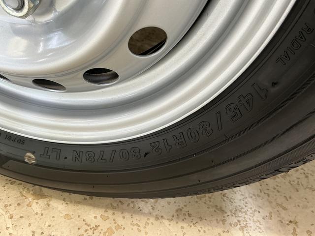 ハイゼットカーゴＤＸ　届出済み未使用車　ＣＶＴ車　ラジオ　コーナーセンサー届出済み未使用車　ＣＶＴ車　ラジオデッキ　コーナーセンサー　オートハイビーム　キーレスエントリー　スペアキー有り　オートライト　スマアシ　アイドリングストップ　横滑り防止装置　１２Ｖ電源ソケット（京都府）の中古車