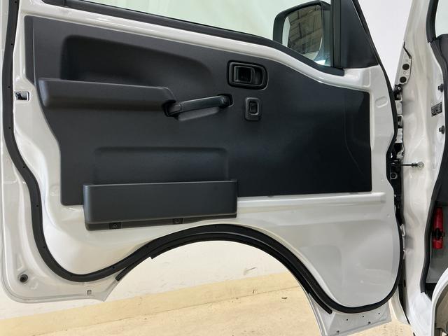 ハイゼットトラックジャンボエクストラ 電子制御式4WD CVT車 デモカー電子制御式4WD CVT デモカー 禁煙車 荷台作業灯 3方開 コーナーセンサー オートハイビーム LEDヘッドライト フォグライト プッシュスタート スマートキー 電動格納ドアミラー オートライト(京都府)の中古車