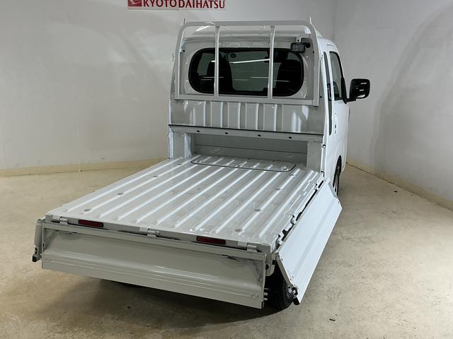 ハイゼットトラックジャンボエクストラ 電子制御式4WD CVT車 デモカー電子制御式4WD CVT デモカー 禁煙車 荷台作業灯 3方開 コーナーセンサー オートハイビーム LEDヘッドライト フォグライト プッシュスタート スマートキー 電動格納ドアミラー オートライト(京都府)の中古車