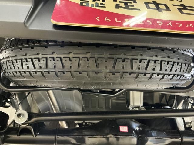 ハイゼットカーゴDX デラックス 4WD 届出済未使用車 スマートアシスト届出済未使用車 4WD スマートアシスト キーレスリモコン マニュアルエアコン スチールホイール 両側リヤスライドドア AM/FMチューナー オートライト オートハイビーム コーナーセンサー ABS(京都府)の中古車