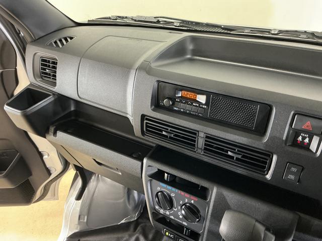 ハイゼットカーゴDX デラックス 4WD 届出済未使用車 スマートアシスト届出済未使用車 4WD スマートアシスト キーレスリモコン マニュアルエアコン スチールホイール 両側リヤスライドドア AM/FMチューナー オートライト オートハイビーム コーナーセンサー ABS(京都府)の中古車