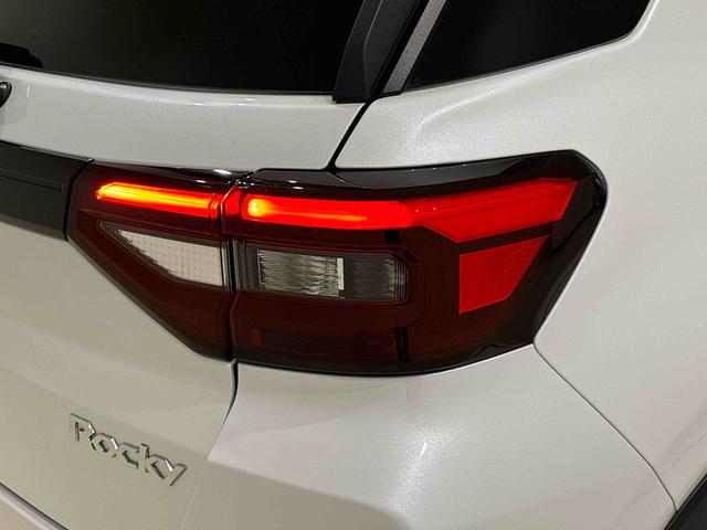 ロッキープレミアムＧ　ＨＥＶＬＥＤヘッドランプ・フォグランプ　全車速追従機能付アダプティブクルーズコントロール　レーンキープコントロール　ブラインドスポットモニター　１７インチアルミホイール　シートヒーター（広島県）の中古車