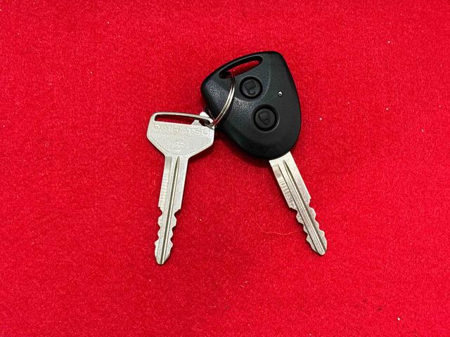 ハイゼットカーゴデラックスＳＡIII　ナビ　バックカメラ　ＥＴＣ車載器ＬＥＤヘッドランプ　トップシェイドガラス　荷室ランプ　コーナーセンサー　ＡＭ・ＦＭラジオ　テンパータイヤ　マニュアルエアコン（広島県）の中古車