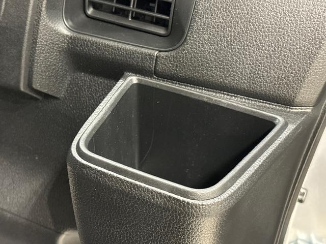 ハイゼットカーゴＤＸ　２ＷＤ　ＣＶＴ　ＡＭ／ＦＭラジオ　前後コーナーセンサーアイドリングストップ　キーレスエントリーシステム　ＡＭ／ＦＭラジオ　オートライト搭載　ハロゲンヘッドライト　リアワイパー　マニュアルエアコン　　運転席助手席パワーウィンドウ　衝突回避支援システム搭載（広島県）の中古車
