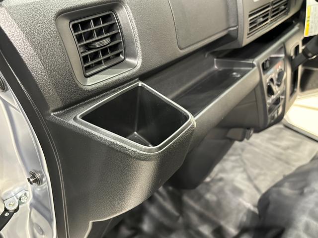 ハイゼットカーゴＤＸ　２ＷＤ　ＣＶＴ　ＡＭ／ＦＭラジオ　前後コーナーセンサーアイドリングストップ　キーレスエントリーシステム　ＡＭ／ＦＭラジオ　オートライト搭載　ハロゲンヘッドライト　リアワイパー　マニュアルエアコン　　運転席助手席パワーウィンドウ　衝突回避支援システム搭載（広島県）の中古車
