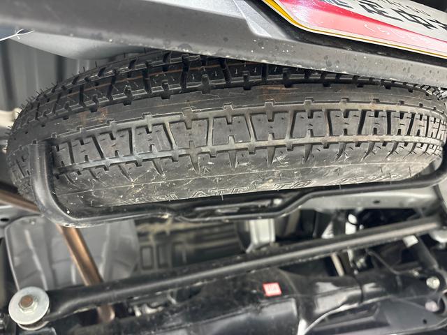 ハイゼットカーゴＤＸ　２ＷＤ　ＣＶＴ　ＡＭ／ＦＭラジオ　前後コーナーセンサーアイドリングストップ　キーレスエントリーシステム　ＡＭ／ＦＭラジオ　オートライト搭載　ハロゲンヘッドライト　リアワイパー　マニュアルエアコン　　運転席助手席パワーウィンドウ　衝突回避支援システム搭載（広島県）の中古車