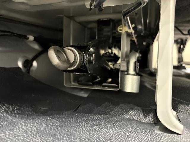 ハイゼットカーゴＤＸ　２ＷＤ　ＣＶＴ　ＡＭ／ＦＭラジオ　前後コーナーセンサーアイドリングストップ　キーレスエントリーシステム　ＡＭ／ＦＭラジオ　オートライト搭載　ハロゲンヘッドライト　リアワイパー　マニュアルエアコン　　運転席助手席パワーウィンドウ　衝突回避支援システム搭載（広島県）の中古車
