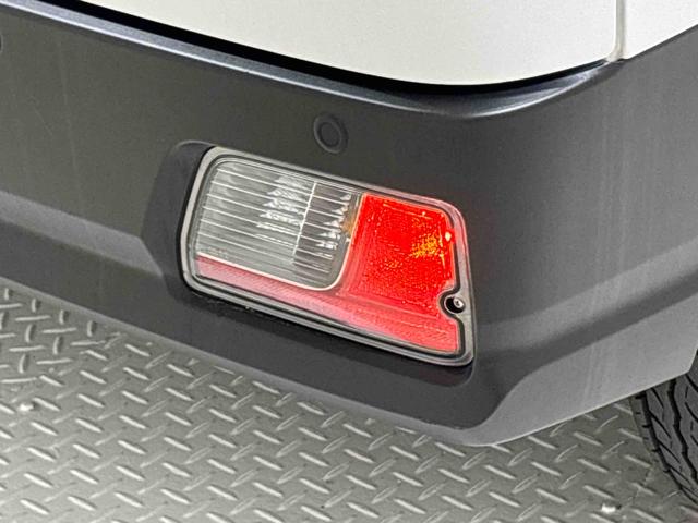 ハイゼットカーゴＤＸ　４ＷＤ　ＡＭ／ＦＭラジオ　オートライトハロゲンヘッドランプ　コーナーセンサー　オーバーヘッドシェルフ　フロントドアパワーウインドウ　マニュアルエアコン　キーレスエントリー　ＡＭ／ＦＭラジオ　テンパータイヤ　スチールホイール（広島県）の中古車