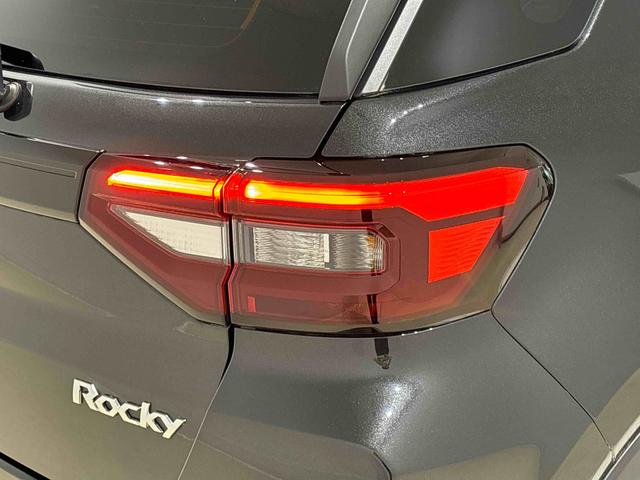ロッキープレミアムＧ　ＨＥＶ　バックカメラ　前席シートヒーター付ＬＥＤヘッドライト　ＬＥＤフォグランプ　１７インチアルミホイール　メッキドアアウターハンドル　本革巻きステアリングホイール　アダプティブルクルーズコントロール　ＳＲＳサイドエアバッグ（広島県）の中古車