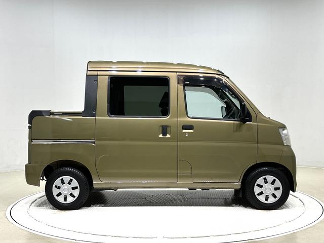 ハイゼットカーゴデッキバンＧＬＬＥＤヘッドランプ　電動格納式カラードドアミラー　トップシェイドガラス　荷室ＬＥＤランプ　　乗降グリップ　１２インチフルホイールキャップ　コーナーセンサー　キーレスエントリー　テンパータイヤ（広島県）の中古車