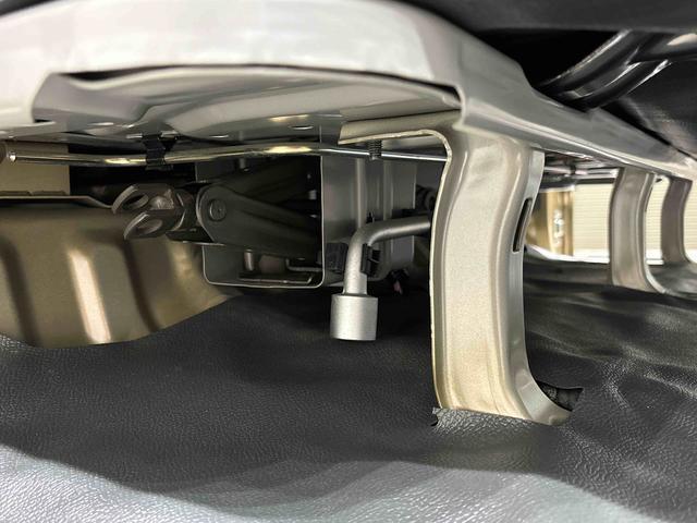 ハイゼットカーゴデッキバンＧＬＬＥＤヘッドランプ　電動格納式カラードドアミラー　トップシェイドガラス　荷室ＬＥＤランプ　　乗降グリップ　１２インチフルホイールキャップ　コーナーセンサー　キーレスエントリー　テンパータイヤ（広島県）の中古車