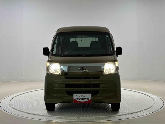 ハイゼットカーゴデッキバンＧＬＬＥＤヘッドランプ　電動格納式カラードドアミラー　トップシェイドガラス　荷室ＬＥＤランプ　　乗降グリップ　１２インチフルホイールキャップ　コーナーセンサー　キーレスエントリー　テンパータイヤ（広島県）の中古車