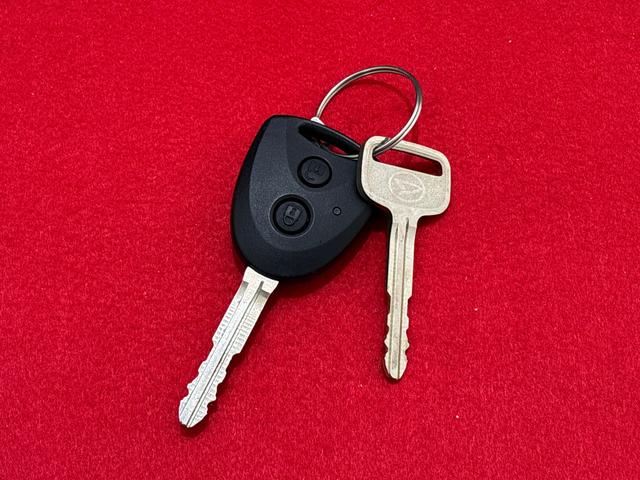 ハイゼットカーゴＤＸ　２ＷＤ　ＣＶＴ　コーナーセンサー　　キーレスエントリーキーレスエントリー　マニュアルエアコン　運転席・助手席パワーウインドウ　オートライト　ハンド式サイドブレーキ　ハロゲンヘッドライト　アイドリングストップ機能　　　テンパータイヤ（広島県）の中古車