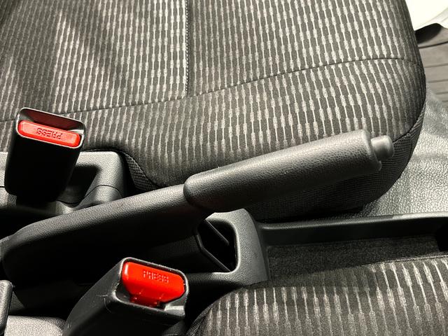 ハイゼットカーゴＤＸ　オートライト　４ＷＤコーナーセンサー　オーバーヘッドシェルフ　フロントドアパワーウインドウ　キーレスエントリー　ＡＭ／ＦＭラジオ　テンパータイヤ　スチールホイール	　オートライト（広島県）の中古車