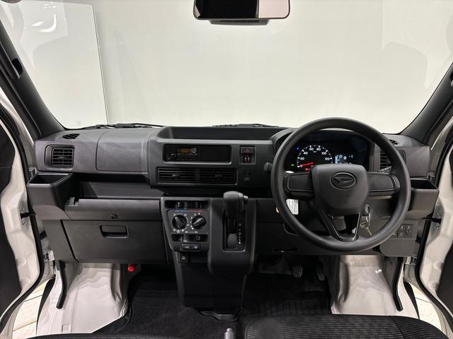 ハイゼットカーゴＤＸ　４ＷＤ　キーレスエントリー　オーバーヘッドシェルフスペアタイヤ　手引き式サイドブレーキ　両側スライドドア　ＡＭＦＭラジオ　フロントパワーウインドウ（運転席挟み込み防止機構付き）　マニュアルエアコン　アシストグリップ（助手席）（広島県）の中古車
