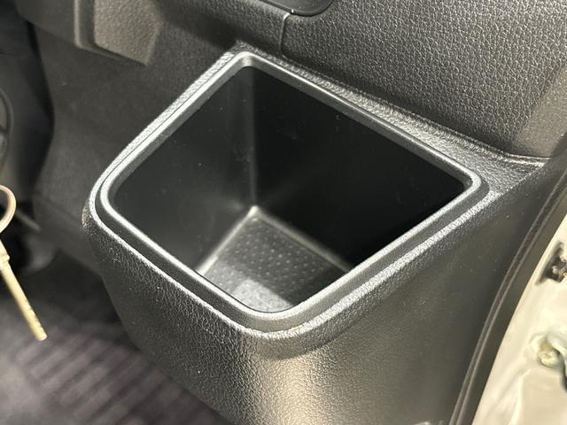 ハイゼットカーゴＤＸ　４ＷＤ　キーレスエントリー　オーバーヘッドシェルフスペアタイヤ　手引き式サイドブレーキ　両側スライドドア　ＡＭＦＭラジオ　フロントパワーウインドウ（運転席挟み込み防止機構付き）　マニュアルエアコン　アシストグリップ（助手席）（広島県）の中古車