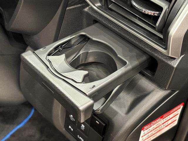 ロッキープレミアムＧ　ＨＥＶ　ナビゲーション　ドラレコ　ＥＴＣＬＥＤヘッドランプ・フォグランプ　全車速追従機能付アダプティブ　クルーズコントロール　レーンキープコントロール　１７インチアルミホイール　シートヒーター（広島県）の中古車