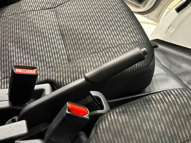 ハイゼットカーゴＤＸ　ＣＶＴ　４ＷＤキーレスエントリー　マニュアルエアコン　運転席・助手席パワーウインドウ　オートライト　ハンド式サイドブレーキ　ハロゲンヘッドライト　アイドリングストップ機能　　　テンパータイヤ（広島県）の中古車