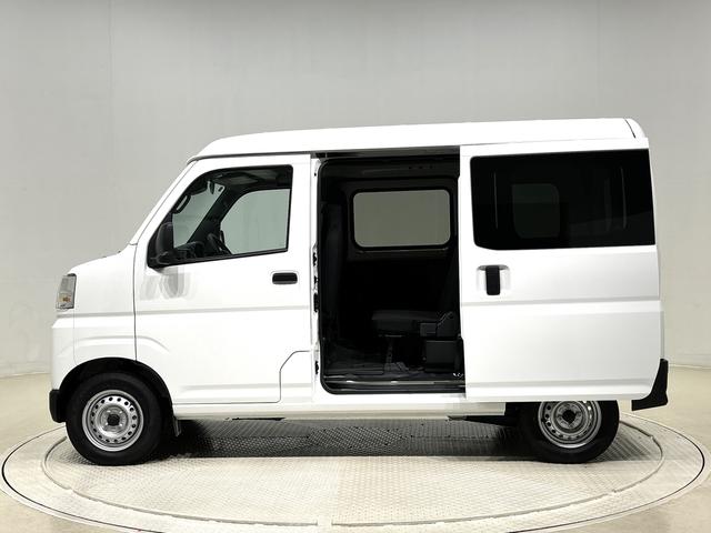 ハイゼットカーゴＤＸ　４ＷＤ　キーレスエントリー　オーバーヘッドシェルフＡＭＦＭラジオ　撥水フルファブリックシート表皮（前席のみ）　フロントドアパワーウインドウ（運転席挟み込み防止機構付き）　スペアタイヤ　リヤヒーター　手引き式サイドブレーキ　リバース連動リヤワイパー（広島県）の中古車
