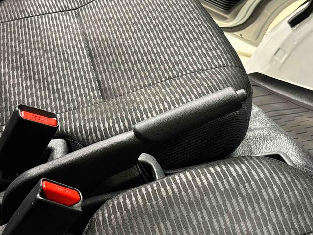 ハイゼットカーゴＤＸ　４ＷＤ　キーレスエントリー　オーバーヘッドシェルフＡＭＦＭラジオ　撥水フルファブリックシート表皮（前席のみ）　フロントドアパワーウインドウ（運転席挟み込み防止機構付き）　スペアタイヤ　リヤヒーター　手引き式サイドブレーキ　リバース連動リヤワイパー（広島県）の中古車