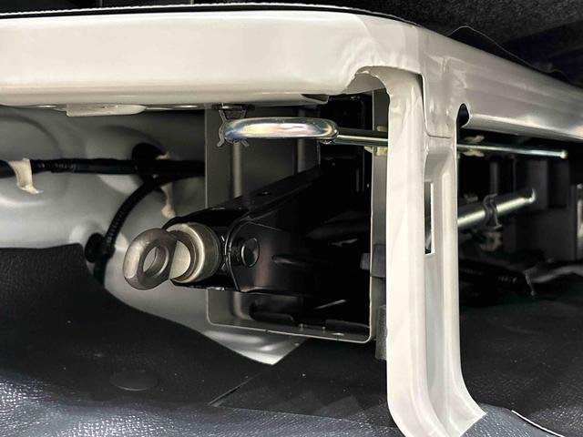 ハイゼットカーゴＤＸ　４ＷＤ　キーレスエントリー　オーバーヘッドシェルフＡＭＦＭラジオ　撥水フルファブリックシート表皮（前席のみ）　フロントドアパワーウインドウ（運転席挟み込み防止機構付き）　スペアタイヤ　リヤヒーター　手引き式サイドブレーキ　リバース連動リヤワイパー（広島県）の中古車