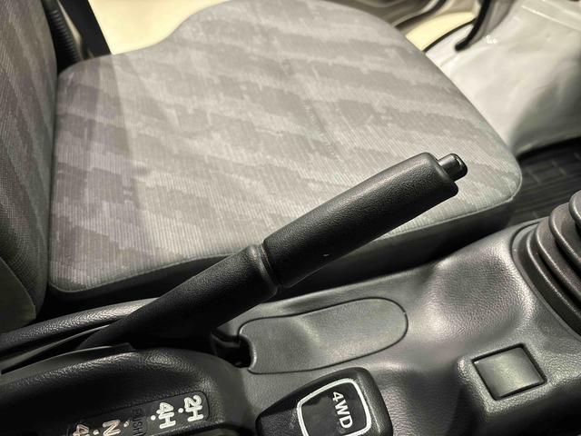 キャリイトラックKCエアコン・パワステ 4WD 5MTマニュアルエアコン AM/FMラジオ ヘッドライトレベリング バッテリーカバー バイザー スチールホイール(広島県)の中古車