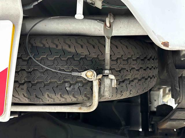 キャリイトラックKCエアコン・パワステ 4WD 5MTマニュアルエアコン AM/FMラジオ ヘッドライトレベリング バッテリーカバー バイザー スチールホイール(広島県)の中古車