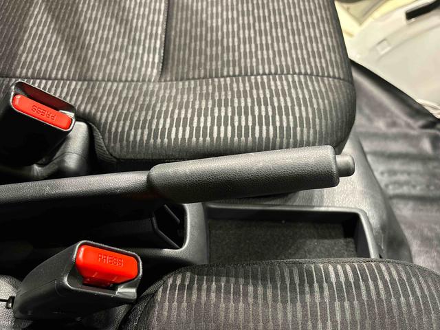 ハイゼットカーゴＤＸＡＭＦＭラジオ　リヤヒーター　オーバーヘッドシェルフ　ヒルホールドシステム　ＶＳＣ＆ＴＲＣ　リバース連動リヤワイパー　手引き式サイドブレーキ　フロントドアパワーウインドウ（運転席挟み込み防止機構付き）（広島県）の中古車