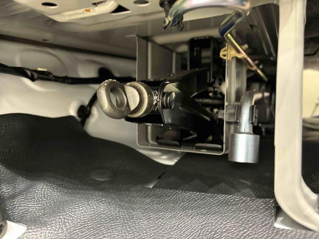 ハイゼットカーゴＤＸ　４ＷＤキーレスエントリーキーレスエントリー　マニュアルエアコン　運転席・助手席パワーウインドウ　オートライト　ハンド式サイドブレーキ　ハロゲンヘッドライト　アイドリングストップ機能　　　テンパータイヤ（広島県）の中古車