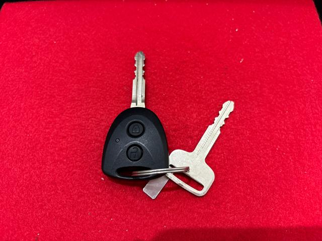 ハイゼットカーゴDXキーレスエントリー マニュアルエアコン 運転席・助手席パワーウインドウ オートライト ハンド式サイドブレーキ ハロゲンヘッドライト アイドリングストップ機能 テンパータイヤ(広島県)の中古車