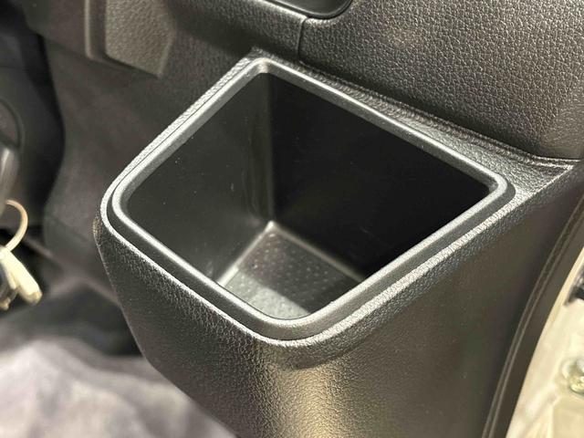 ハイゼットカーゴデラックス 4WD CVT車 AM/FMラジオ付き4WD CVT車 AM/FMラジオ マニュアルエアコン リヤヒーター オートライト フロントパワーウィンドウ リヤワイパー ハロゲンヘッドライト 純正スチールホイール キーレスエントリー(広島県)の中古車