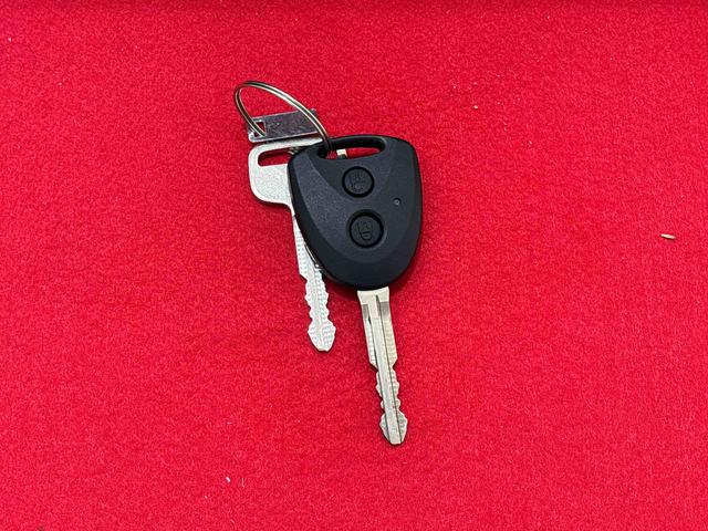 ハイゼットカーゴデラックス 4WD CVT車 AM/FMラジオ付き4WD CVT車 AM/FMラジオ マニュアルエアコン リヤヒーター オートライト フロントパワーウィンドウ リヤワイパー ハロゲンヘッドライト 純正スチールホイール キーレスエントリー(広島県)の中古車