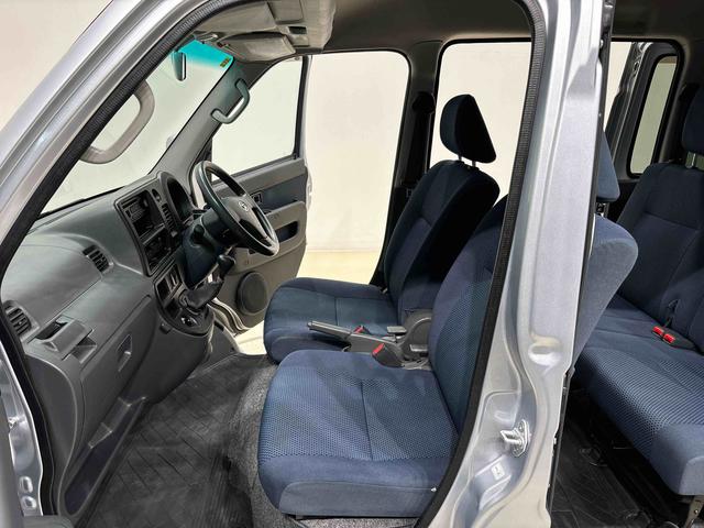 ハイゼットカーゴクルーズ　５速マニュアル　電動格納式ドアミラー　ＣＤステレオ両側スライド　マニュアルエアコン　パワステ　パワーウィンドウ　キーレスエントリーシステム　純正ロングバイザー　純正ラバーマット　フロントトップシェードガラス　オーバーヘッドコンソール　ホイールキャップ（広島県）の中古車