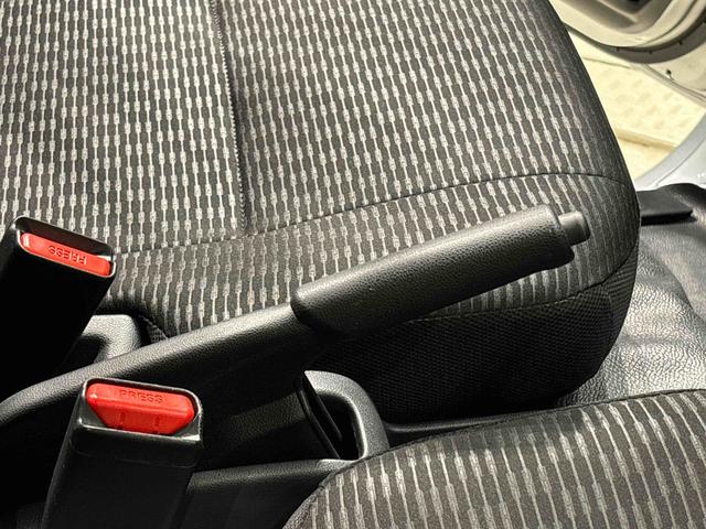 ハイゼットカーゴＤＸキーレスエントリー　マニュアルエアコン　運転席・助手席パワーウインドウ　オートライト　ハンド式サイドブレーキ　ハロゲンヘッドライト　アイドリングストップ機能　　　テンパータイヤ（広島県）の中古車