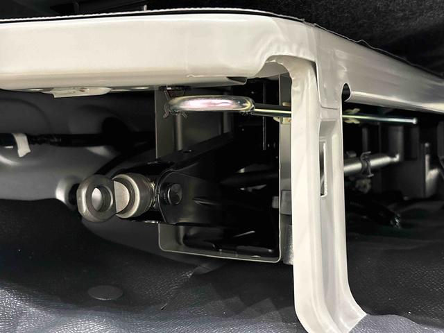 ハイゼットカーゴＤＸキーレスエントリー　マニュアルエアコン　運転席・助手席パワーウインドウ　オートライト　ハンド式サイドブレーキ　ハロゲンヘッドライト　アイドリングストップ機能　　　テンパータイヤ（広島県）の中古車