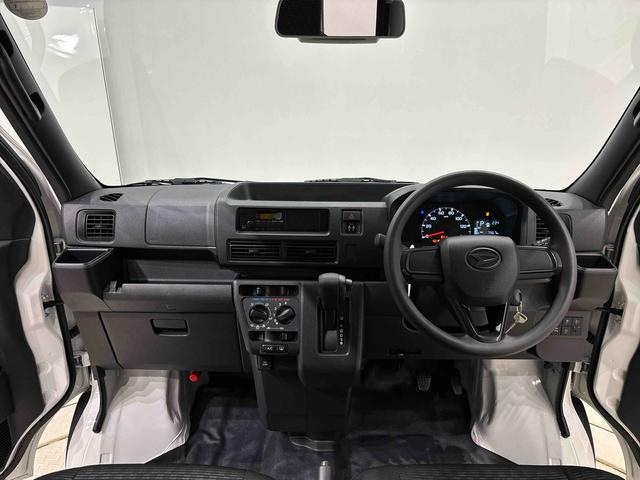 ハイゼットカーゴDX AM/FMラジオ マニュアルエアコン コーナーセンサートップシェイドガラス コーナーセンサー オーバーヘッドシェルフ フロントドアパワーウインドウ キーレスエントリー AM/FMラジオ テンパータイヤ スチールホイール(広島県)の中古車