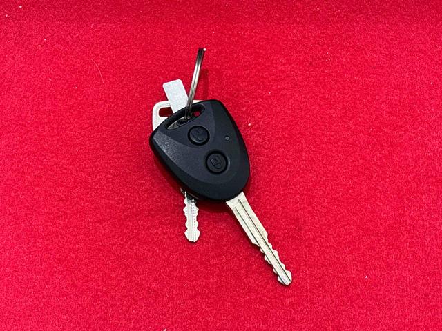 ハイゼットカーゴDX AM/FMラジオ マニュアルエアコン コーナーセンサートップシェイドガラス コーナーセンサー オーバーヘッドシェルフ フロントドアパワーウインドウ キーレスエントリー AM/FMラジオ テンパータイヤ スチールホイール(広島県)の中古車