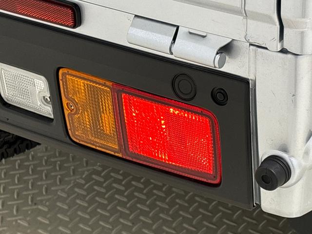 ハイゼットトラックスタンダード　２ＷＤ　ＣＶＴ車　ラジオチューナー付きハロゲンヘッドランプ　運転席ＳＲＳエアバック　電動式パワーステアリング　マニュアルエアコン　あゆみ板掛けテールゲート　スペアタイヤ　ガードフレーム（広島県）の中古車