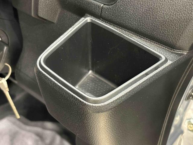 ハイゼットカーゴDX キーレスエントリーシステム リヤヒーターハロゲンヘッドランプ オーバーヘッドシェルフ 荷室ランプ AM・FMラジオ テンパータイヤ スチールホイール マニュアルエアコン マニュアルレベリング機能付きオートライト アイドリングストップ(広島県)の中古車