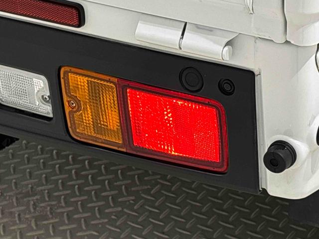 ハイゼットトラックスタンダード　４ＷＤ　５ＭＴ　ＡＭ／ＦＭラジオハロゲンヘッドランプ　運転席ＳＲＳエアバック　電動式パワーステアリング　マニュアルエアコン　あゆみ板掛けテールゲート　スペアタイヤ　ガードフレーム（広島県）の中古車