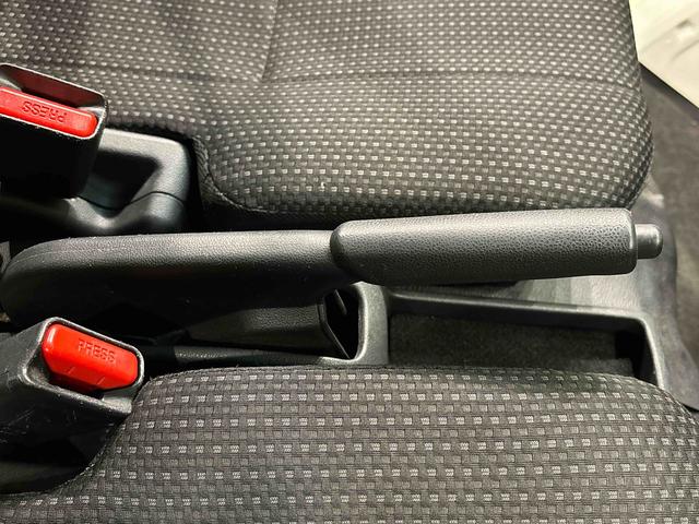 ハイゼットカーゴＤＸ　ＳＡIII　４ＷＤ　キーレスエントリー　パワーウインド手引き式サイドブレーキ　トップシェイドガラス　オーバーヘッドシェルフ　リヤワイパー　スペアタイヤ　ＡＭＦＭラジオ　オートライト　アイドリングストップ（広島県）の中古車