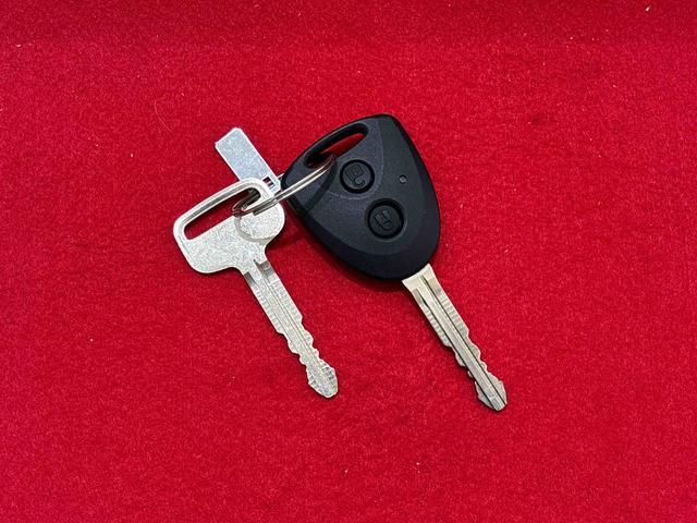 ハイゼットカーゴDXキーレスエントリー マニュアルエアコン 運転席・助手席パワーウインドウ オートライト ハンド式サイドブレーキ ハロゲンヘッドライト アイドリングストップ機能 テンパータイヤ(広島県)の中古車