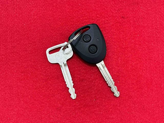 ハイゼットカーゴＤＸ　４ＷＤ　ＡＭ／ＦＭラジオ　ハロゲンヘッドライトマニュアルエアコン　リヤヒーター　オートライト　リヤワイパー　スペアタイヤ　キーレスエントリー　アイドリングストップ機能　運転席・助手席パワーウィンドウ（広島県）の中古車