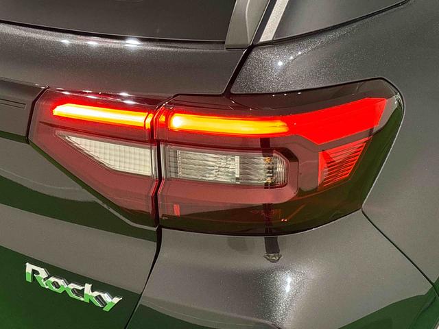 ロッキープレミアムＧ　ＨＥＶ　パノラマモニター対応　シートヒーターＬＥＤヘッドランプ・フォグランプ　全車速追従機能付アダプティブクルーズコントロール　レーンキープコントロール　ブラインドスポットモニター　１７インチアルミホイール　シートヒーター（広島県）の中古車