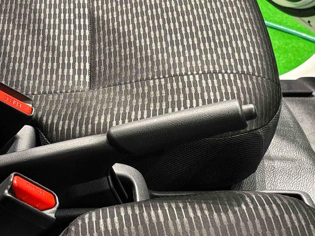 ハイゼットカーゴDX 4WD オートライト リヤスモークガラス キーレス手引き式サイドブレーキ トップシェイドガラス オーバーヘッドシェルフ リヤワイパー スペアタイヤ AMFMラジオ オートライト アイドリングストップ 次世代スマートアシスト(広島県)の中古車