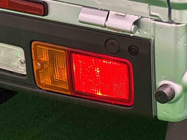 ハイゼットトラックスタンダード 4WD AM/FMラジオ スペアタイヤハロゲンヘッドランプ マニュアルレベリング機能付きオートライト マニュアルエアコン ガードフレーム サイドアンダーミラー付きドアミラー 電動パワーステアリング ヘッドランプ自動消灯システム(広島県)の中古車