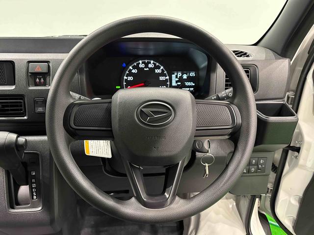ハイゼットカーゴＤＸ　４ＷＤ　キーレスエントリー　マニュアルエアコン運転席・助手席パワーウインドウ　オートライト　ハンド式サイドブレーキ　マニュアルレベリング機能付きハロゲンヘッドライト　アイドリングストップ機能　テンパータイヤ　ＡＭ／ＦＭラジオ　リアヒーター（広島県）の中古車