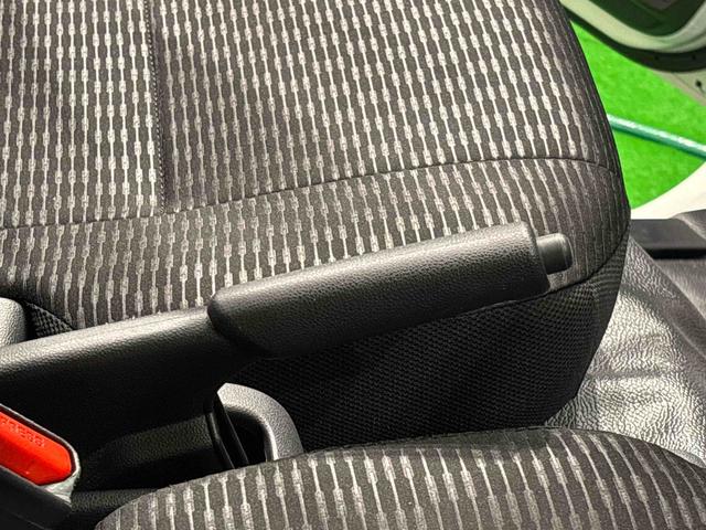 ハイゼットカーゴＤＸ　４ＷＤ　キーレスエントリー　マニュアルエアコン運転席・助手席パワーウインドウ　オートライト　ハンド式サイドブレーキ　マニュアルレベリング機能付きハロゲンヘッドライト　アイドリングストップ機能　テンパータイヤ　ＡＭ／ＦＭラジオ　リアヒーター（広島県）の中古車